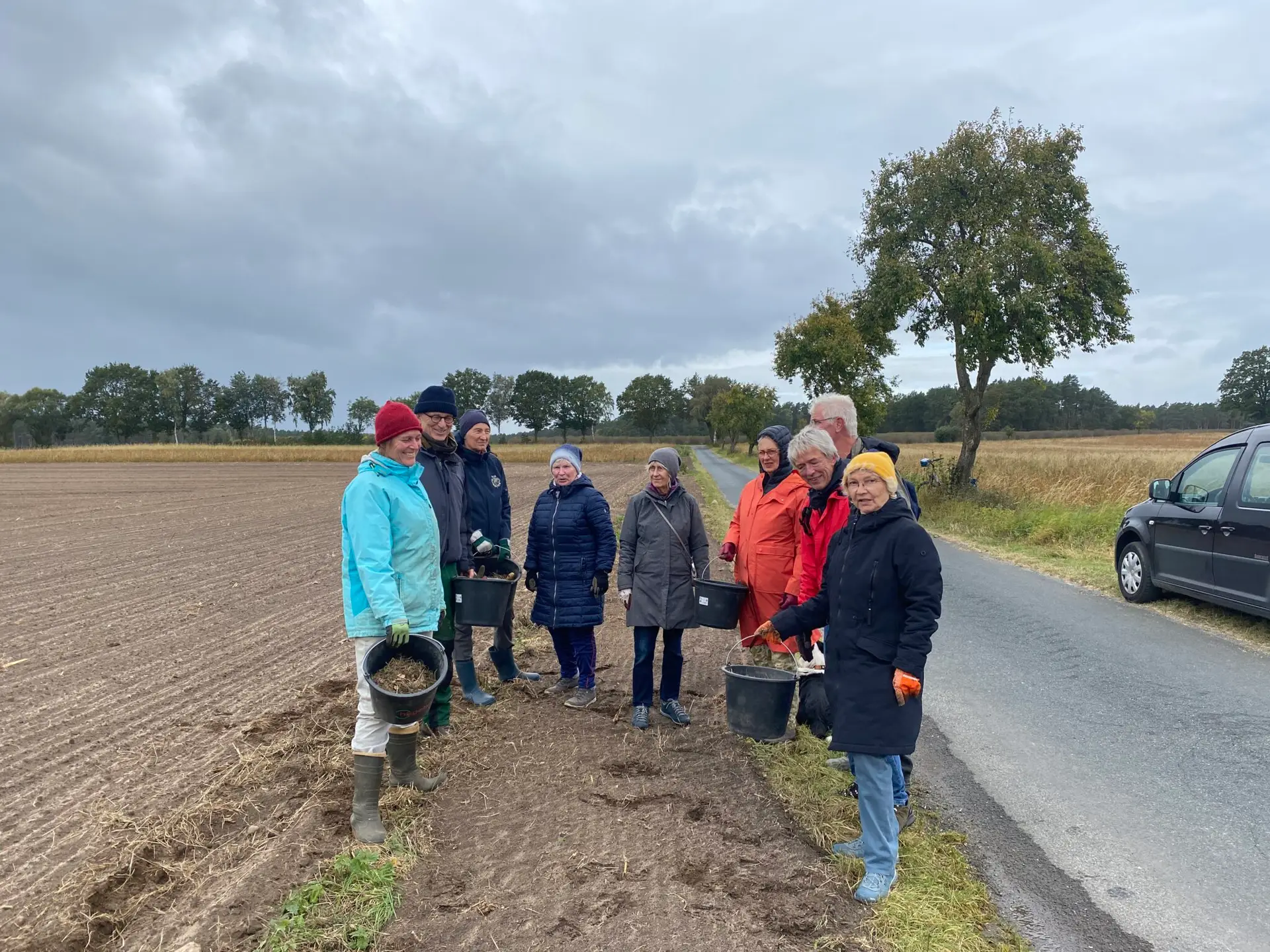 Gemeinsame Neuansaat eines artenreichen Feldrains